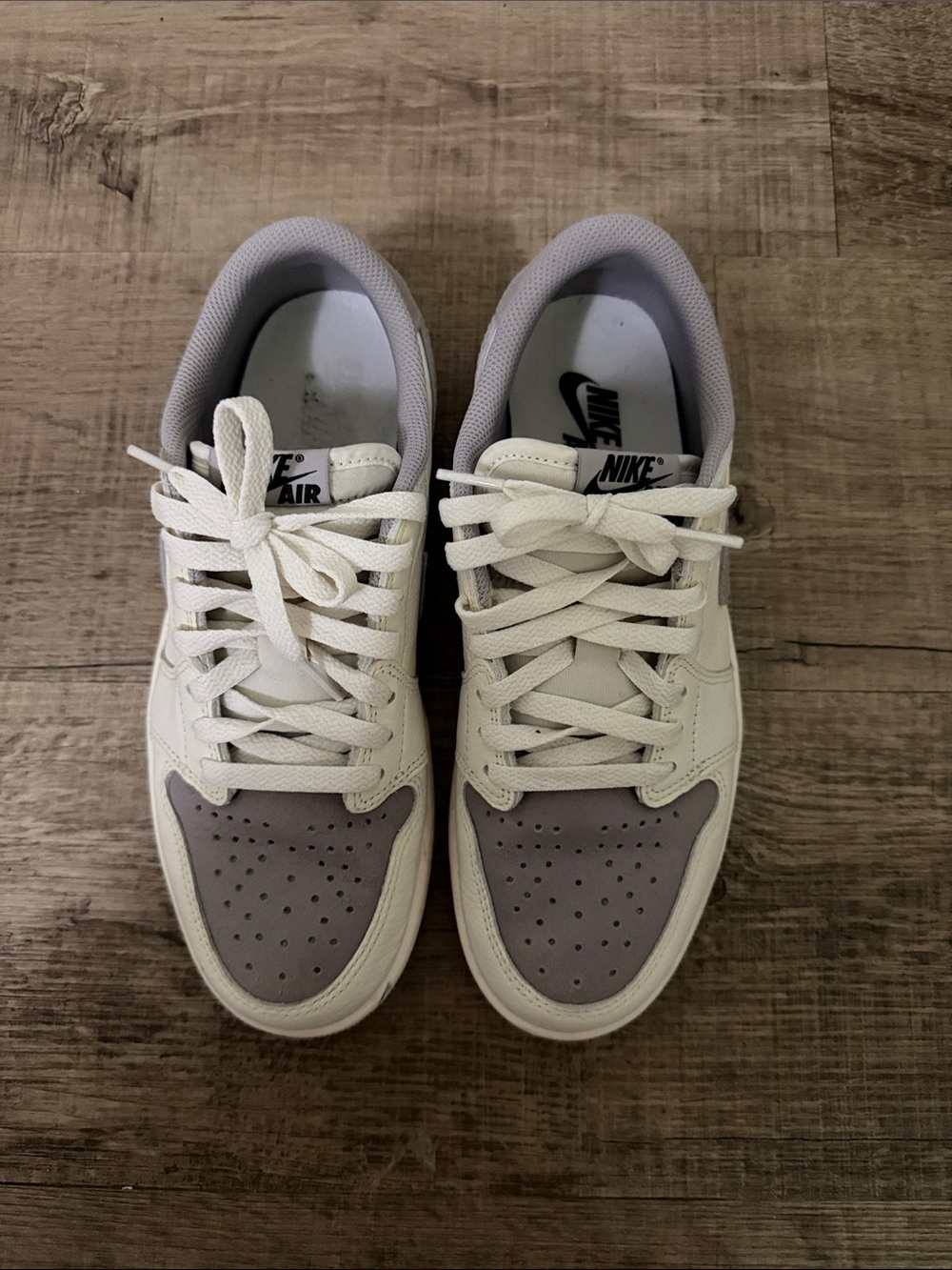 Air Jordan 1
Atmosphere Grey